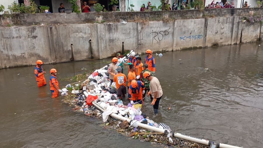 DITAHAN: Salah satu trash barrier yang terpasang di aliran Sungai Code tepatnya Kampung Bintaran, Wirogunan, Mergangsan, Kota Jogja. Untuk tahun ini, trash barrier akan ditambah