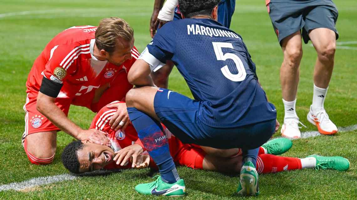 Gelandang Bayern Munich, Jamal Musiala merintih kesakitan setelah bertubrukan dengan kiper PSG, Gianluigi Donnarumma