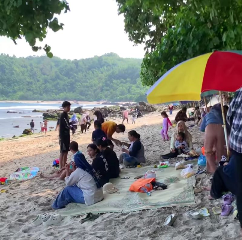 Pantai Wediombo banyak dikunjungi wisatawan pada Minggu (6/7).