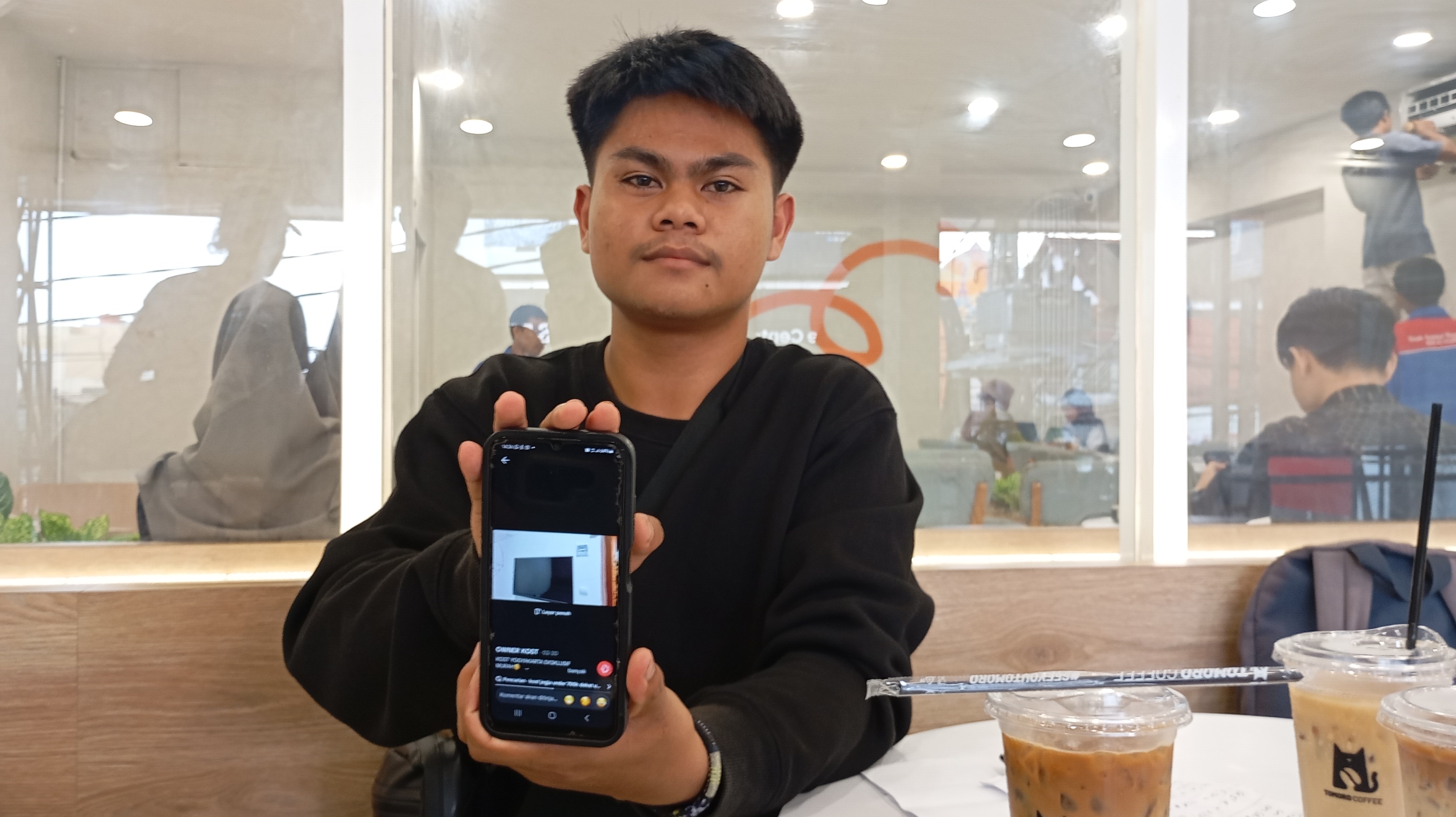 CAPTION: Ikrar Emeraldine Patra,18 saat menunjukkan bukti penipuan berupa iklan kos yang ditampilkan pada TikTok pada Kamis (3/7/2025).