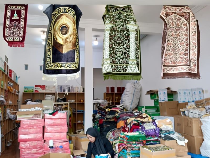 LARIS : Masyarakat ramai mencari oleh-oleh khas tanah suci sebelum kepulangan jemaah haji.