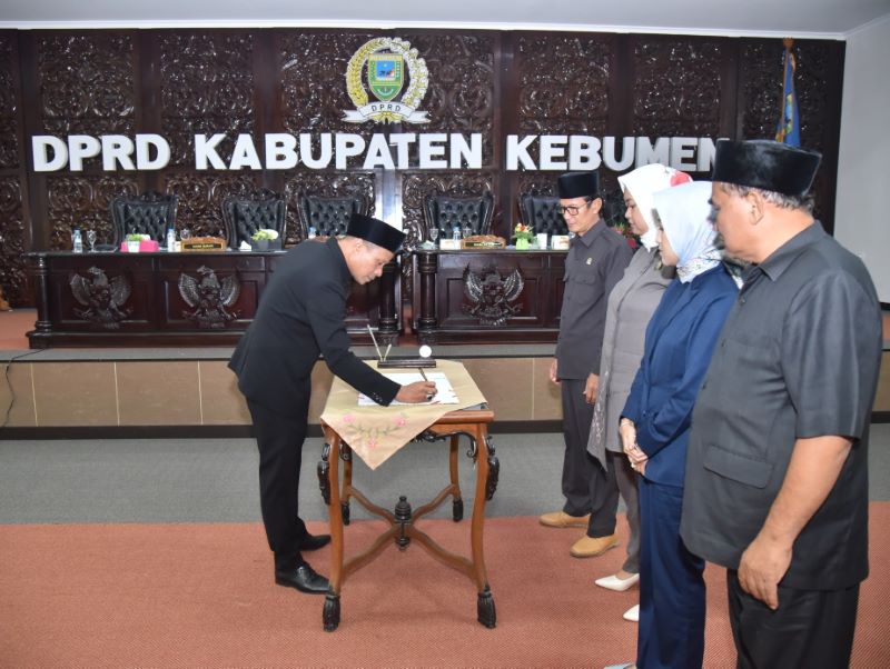 SEPAKAT: Wakil Bupati Kebumen Zaeni Miftah bersama pimpinan DPRD Kebumen menandatangani nota kesepakatan PP APBD Tahun 2024.