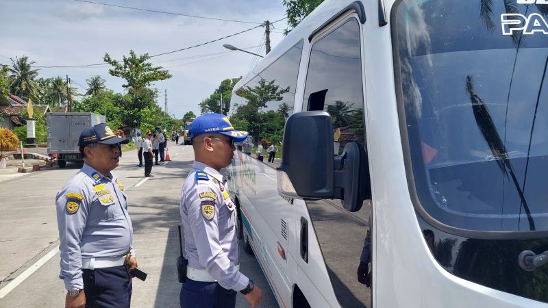 OPERASI: Personel gabungan menggelar sidak kepatuhan kendaraan bermotor di jalan lingkar Alun-Alun Wates.