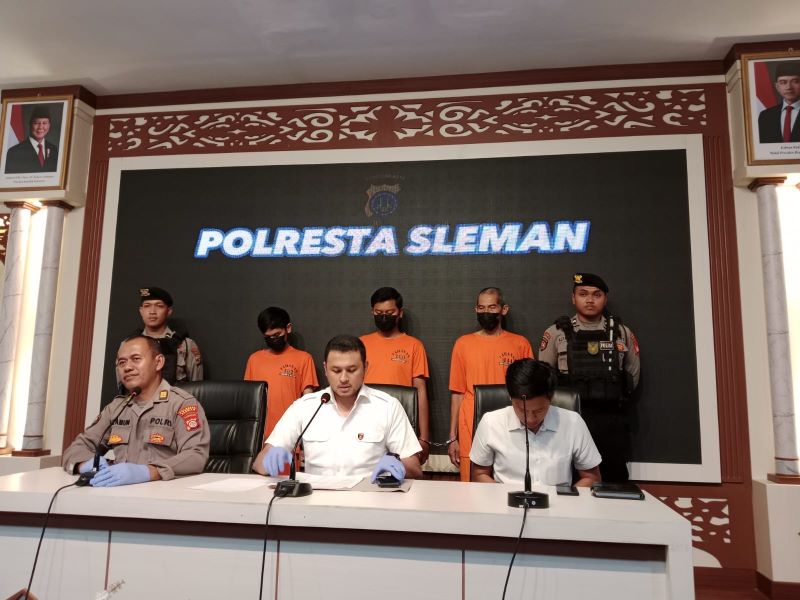PAKAI BAJU OREN: Takbirdha Tsalasiwi Wartyana (25), Ayahnya, Rohmat Teguh Winarno (58) dan kakaknya, Rony Hanif Warayang (32) ditetapkan sebagai tersangka buntut tindak penganiayaan.