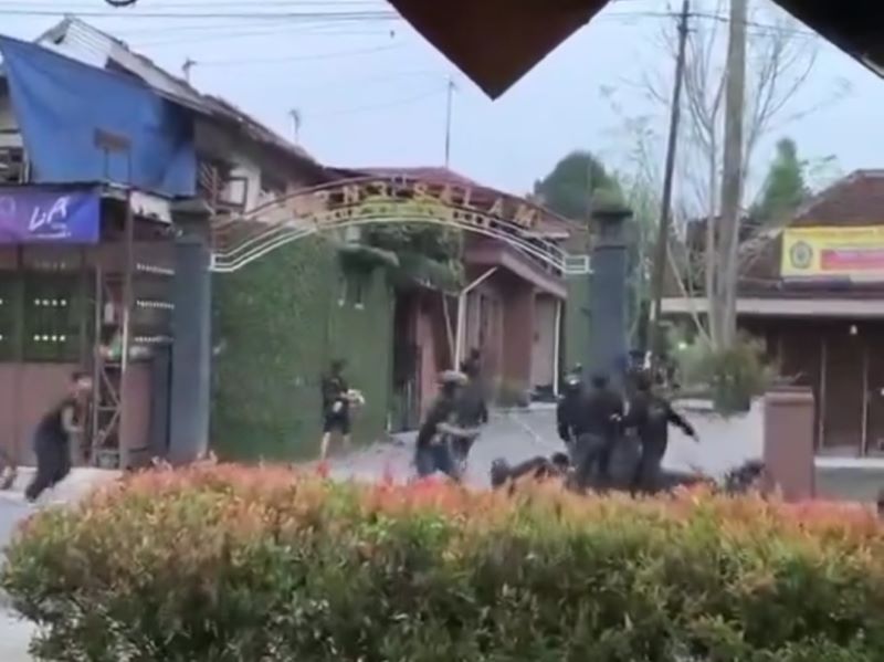 BENTROK: Sekelompok pelajar diduga menyerang kelompok lain di wilayah Kecamatan Salam Minggu (6/7) sore.