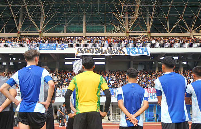 Pemain beserta ofisial tim PSIM Jogja menyapa para suporter seusai mengikuti sesi latihan perdana, di Stadion Mandala Krida, Kota Jogja, kemarin (1/7).