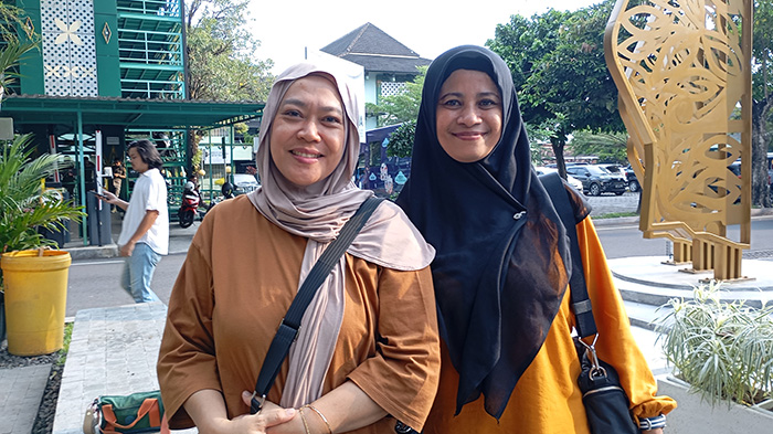 SIAP EVALUASI: Owner SPBU Gedongtengen Irma Damayanti (kiri) dan Humas SPBU Gedongtengen Wahyuning Sri Rejeki saat menyampaikan keterangan di Balai Kota Jogja, kemarin (7/7).