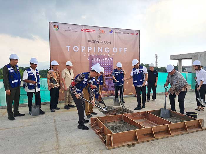 SIMBOLIS: Wali Kota Magelang didampingi wakilnya bersama jajaran investor saat melakukan topping off di The Aloon-Aloon, kemarin (7/7).