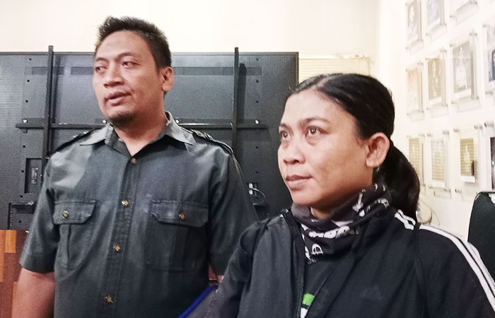 Delima Purnamasari/Radar Jogja Ketua FOYB Rie Ramawati (kanan) saat diwawancarai awak media ditemui di Mapolresta Sleman, Senin (7/7/2025).