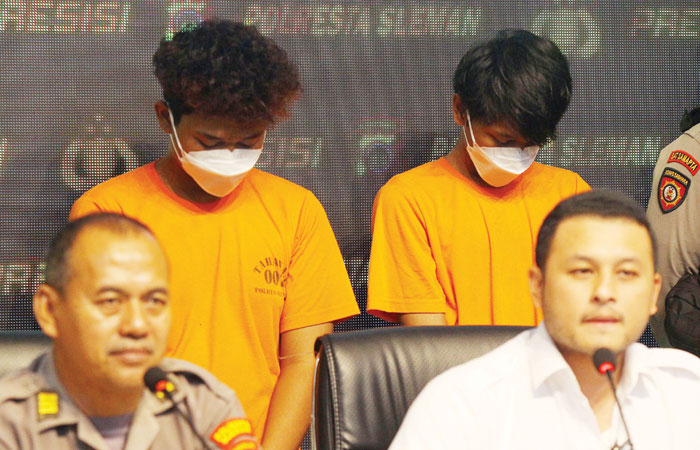BERSTATUS PELAJAR: Dua tersangka perusakan mobil dinas Polsek Godean, BAP dan MTA, dihadirkan saat rilis ungkap kasus di Mapolresta Sleman, Senin (7/7/2025).