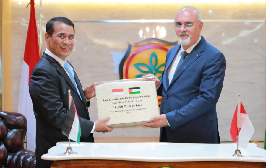 Penyerahan bantuan beras secara simbolis oleh Menteri Pertanian (Mentan) Andi Amran Sulaiman kepada Menteri Pertanian Negara Palestina Rezq Basheer-Salimia di Kantor Kementan Senin (7/7/2025)