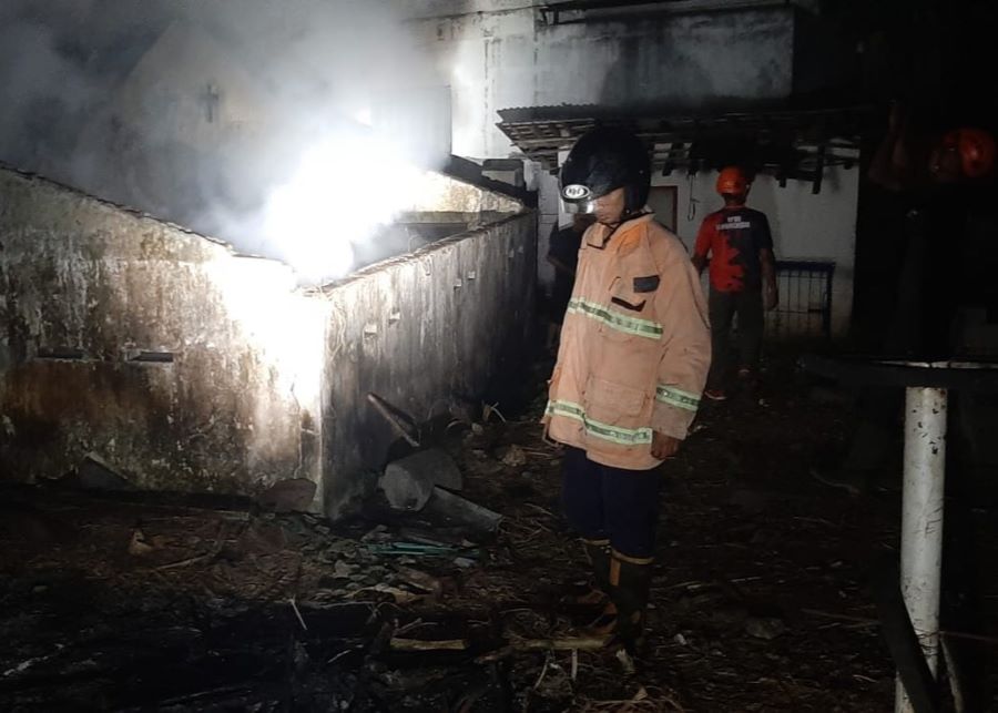 Petugas Damkar BPBD Gunungkidul sedang berupaya memadamkan api.