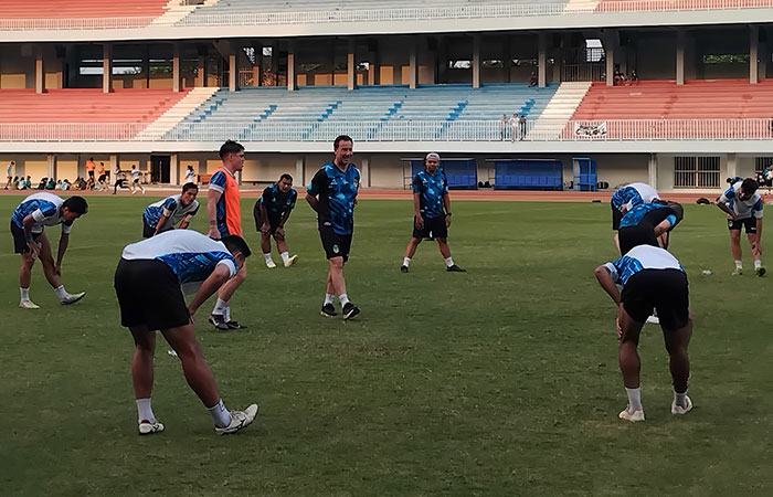Pelatih Kepala PSIM Jogja Jean-Paul Van Gastel memberikan instruksi latihan kepada para pemainnya dalam sesi latihan rutin di Stadion Mandala Krida Jogja, Selasa (8/7).