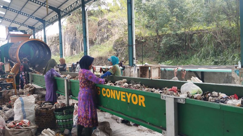 BEROPERASI: Sampah yang sedang dikelola di ITF Bawuran Selasa (8/7).