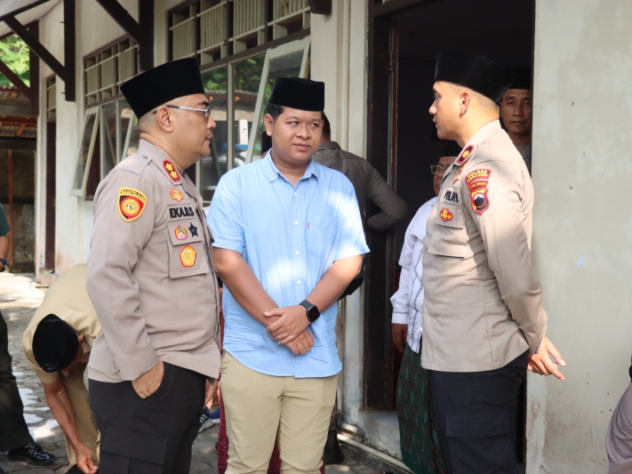 Kepolres Kebumen AKBP Eka Baasith Syamsuri menyerahkan potongan tumpeng sebagai tanda dimulainya pembangunan gedung SPPG Polres Kebumen.  Dokumentasi Polres Kebumen  &nbsp;