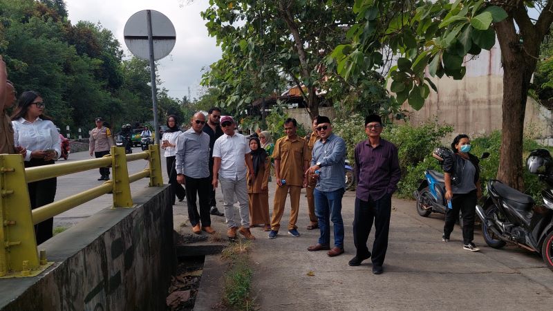 TEMUAN: Anggota DPRD DIJ melihat kondisi penerangan di Jalan Flyover Sentolo.&nbsp;