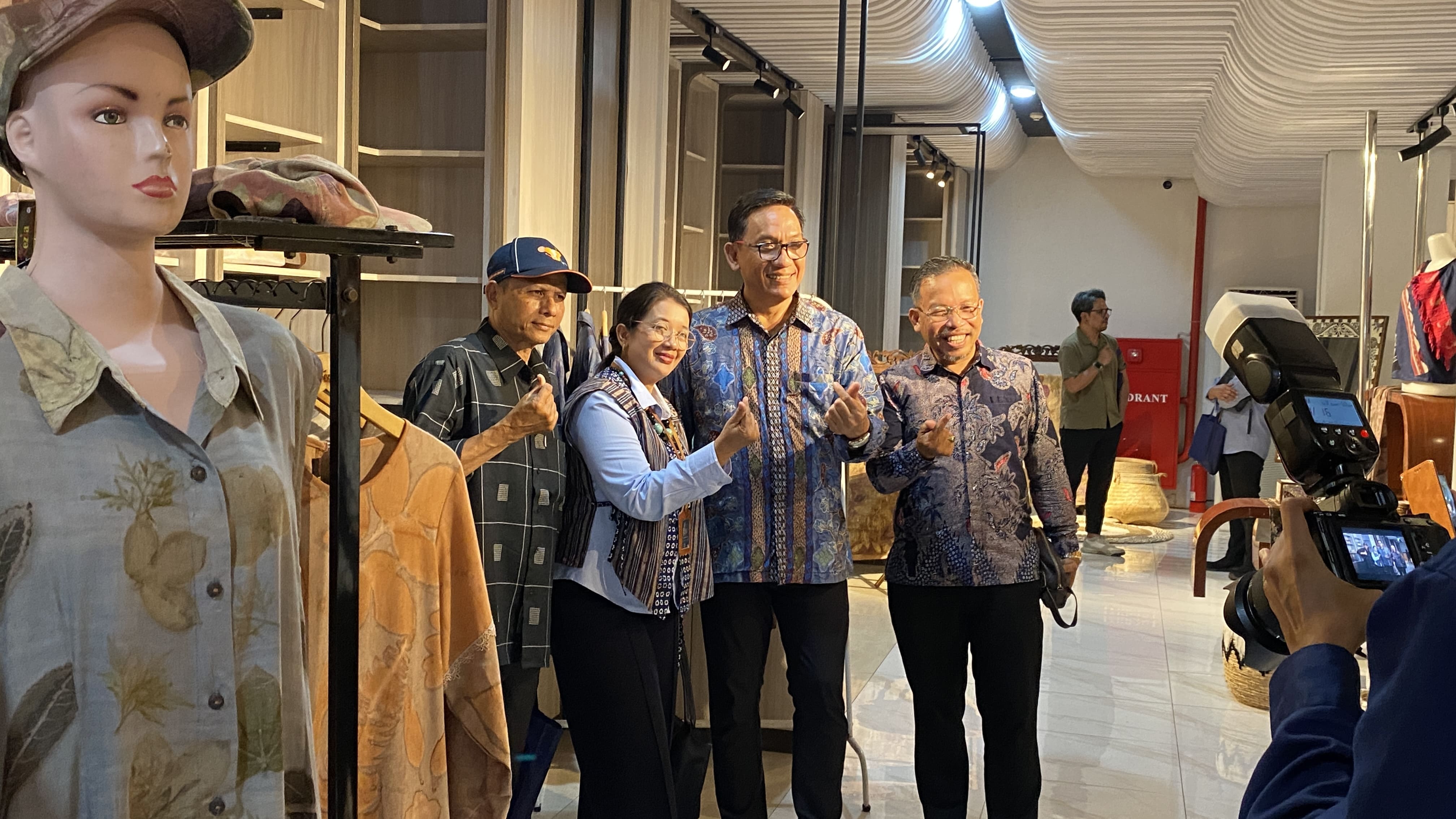 Kepada Dinkop UKM DIJ Srie Nurkyatsiwi sedang mengunjungi tenant pameran Usaha Mikro Kecil Menengah (UMKM) Circular Fashion and Craft Week resmi dibuka di Mutiara Malioboro Concept Store, Selasa (8/7