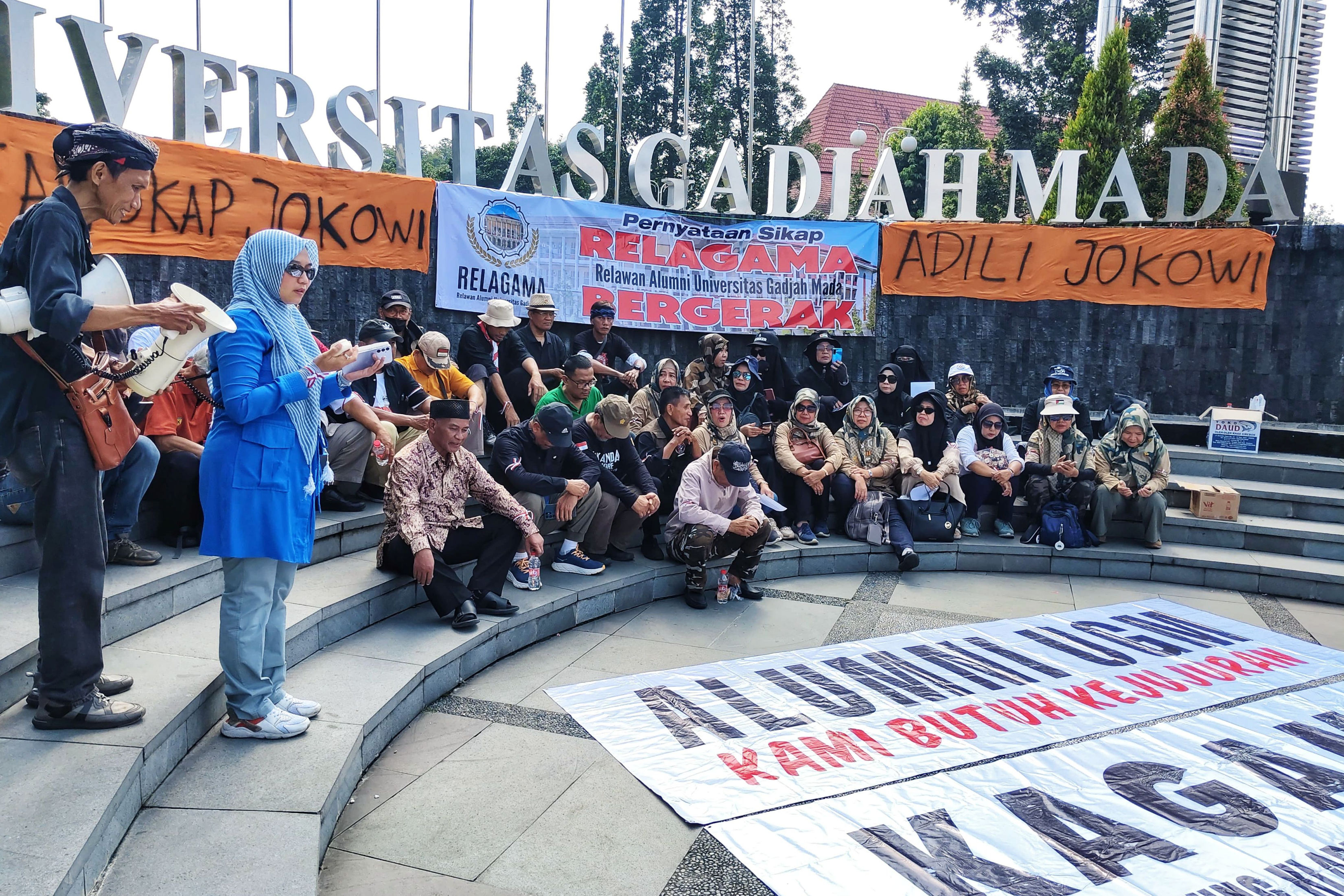 Relawan Alumni Universitas Gadjah Mada atau Relagama Bergerak menggelar aksi meminta Jokowi tunjukkan ijazahnya ke publik, di Boulevard UGM, kemarin (8/7). Dalam aksi tersebut mereka masih mempertanya