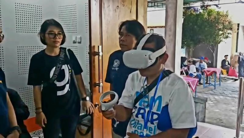 VR: Peserta Famtrip mencoba layanan ITIC yang berada di kantor Dinpar Kulon Progo.&nbsp;