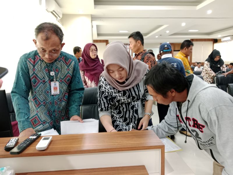 Penyerahan bantuan bencana alam di Sleman Selasa (8/7).