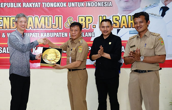 SIMBOLIS: Wabup Magelang Sahid menyerahkan cendera mata kepada Duta Besar RRT untuk Indonesia Wang Lutong di Balai Desa Krasak, kemarin (8/7).