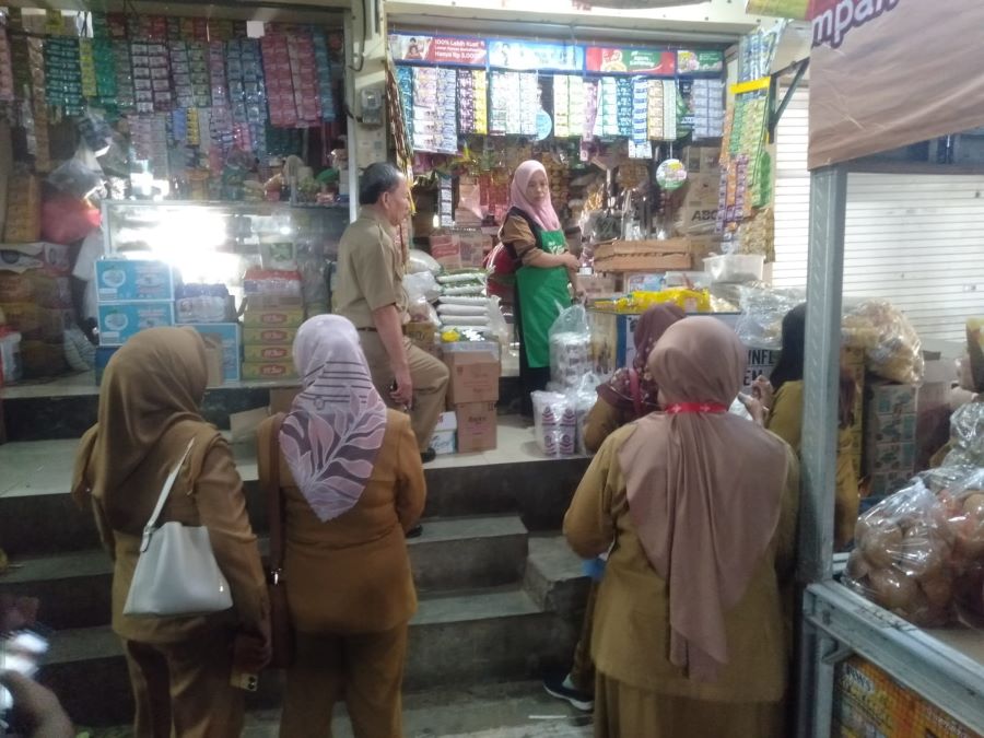 Bagian Administrasi Perekonomian dan Sumber Daya Alam Asisten Perekonomian dan Pembangunan Setda Kabupaten Gunungkidul melakukan sidak di dua pasar dan dua distributor Gunungkidul