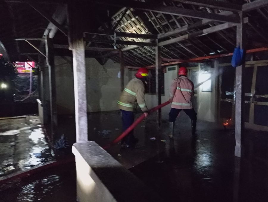 Petugas pemadam kebakaran BPBD Gunungkidul berhasil memadamkan api dalam 10 menit.