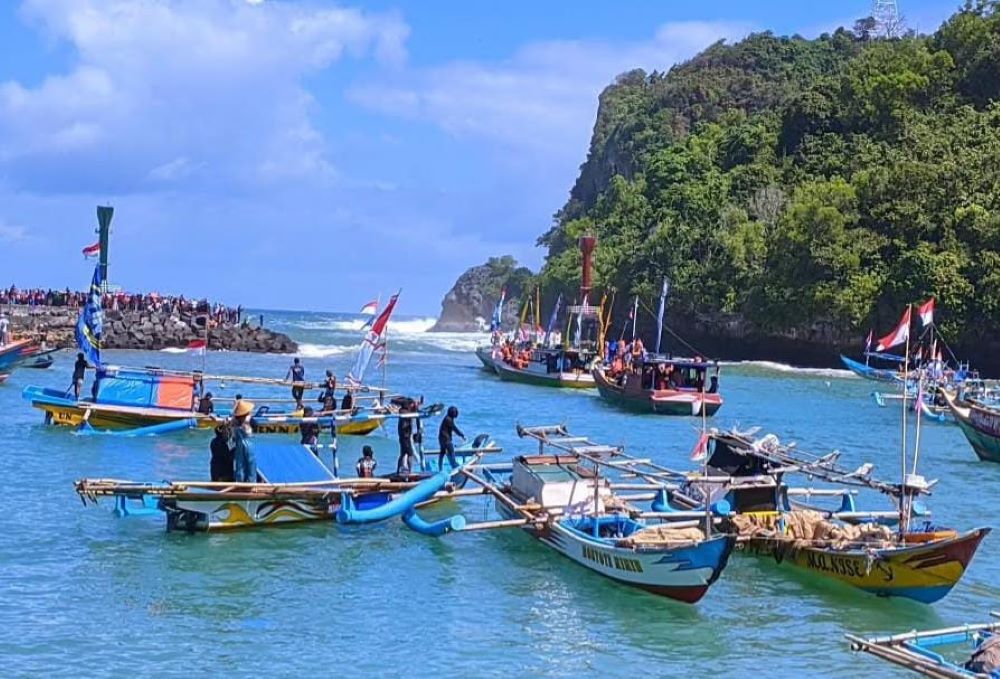 SEMARAK: Delapan kapal yang turut mengantar sesaji untuk prosesi larung pada tradisi Petik Laut di Pantai Sadeng, Girisubo, Gunungkidul Rabu (9/7).