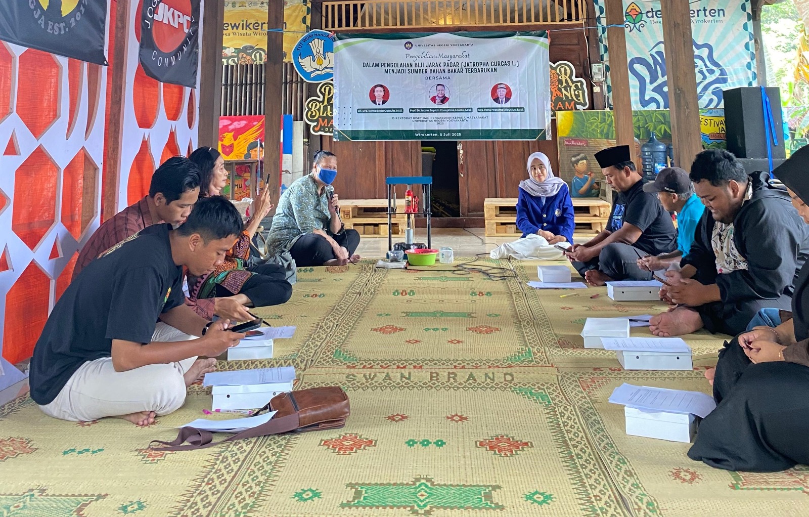 Sesi pengabdian tim UNY yang dilakukan di Pasar Blumbang Mataram, Wirokerten, Bantul