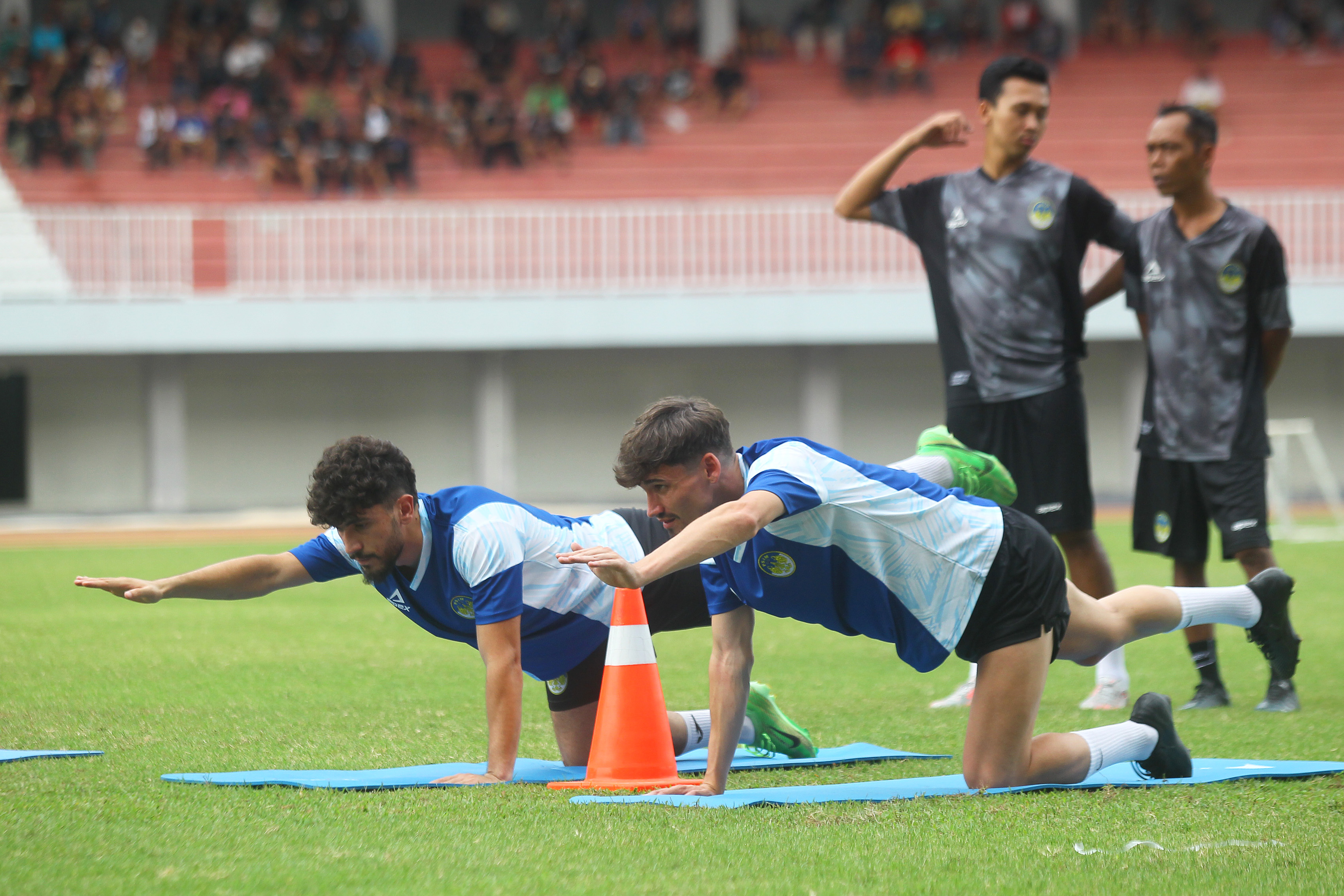 Pemain asing PSIM Jogja Rahmatsho Rahmatzoda dan Deri Corfe