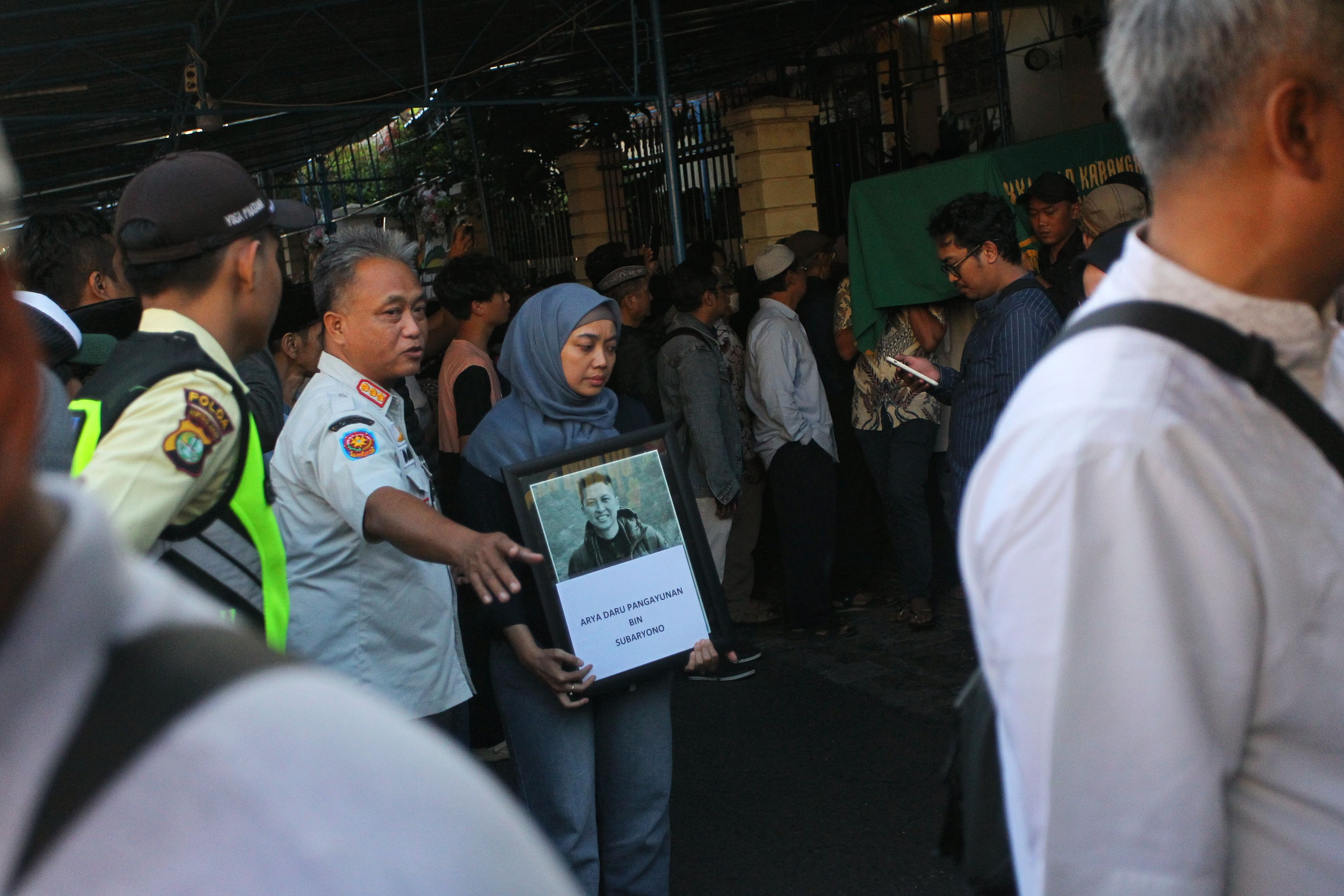 Anggota keluarga membawa foto almarhum Arya Daru Pangayunan, Diplomat Ahli Muda Kemenlu RI, di rumah duka di Jalan Munggur, Jomblang, Janti, Banguntapan, Bantul, kemarin (9/7).
