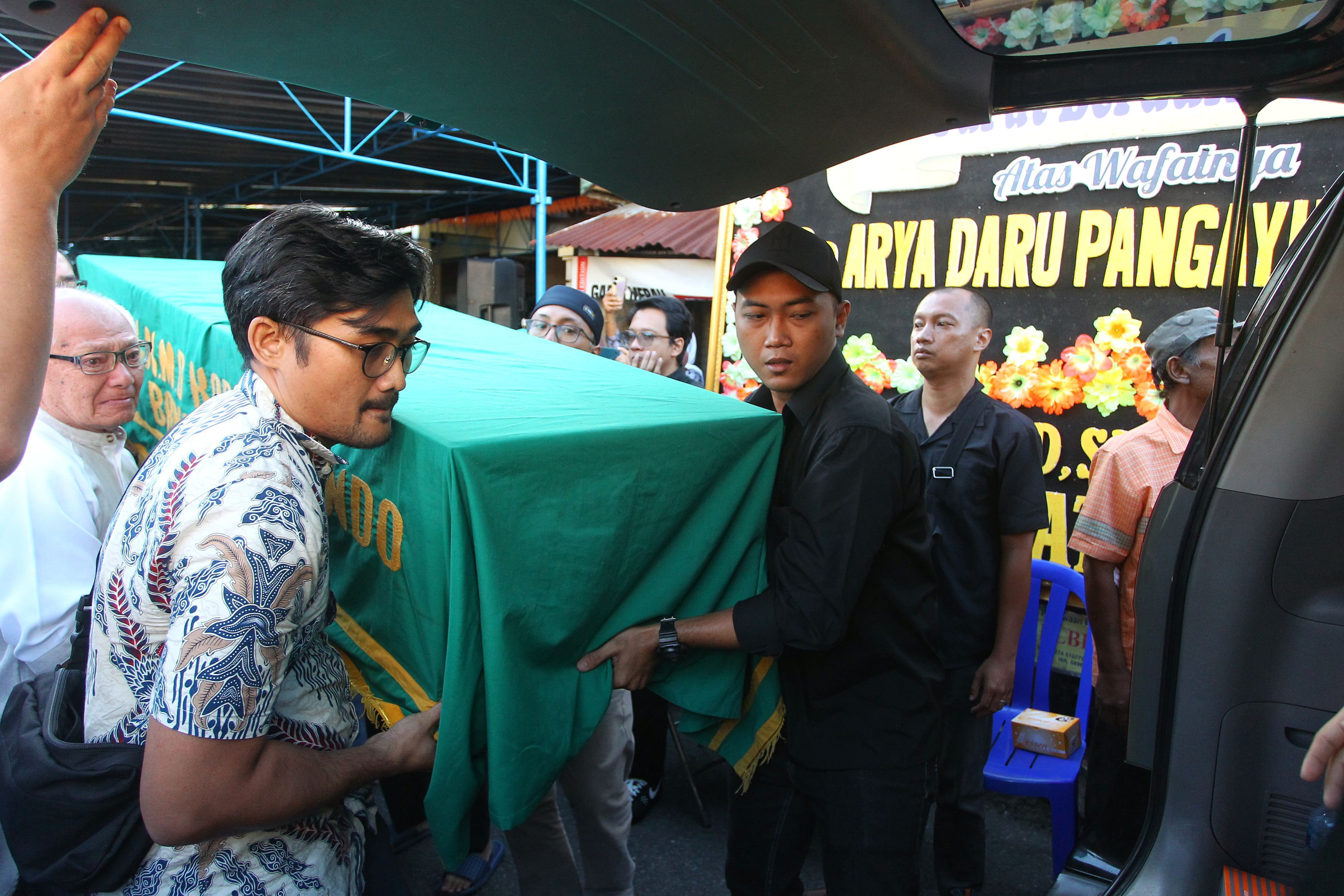 Kerabat mengusung peti jenazah Arya Daru Pangayunan, Diplomat Ahli Muda Kemenlu RI, di rumah duka di Jalan Munggur, Jomblang, Janti, Banguntapan, Bantul, kemarin (9/7).