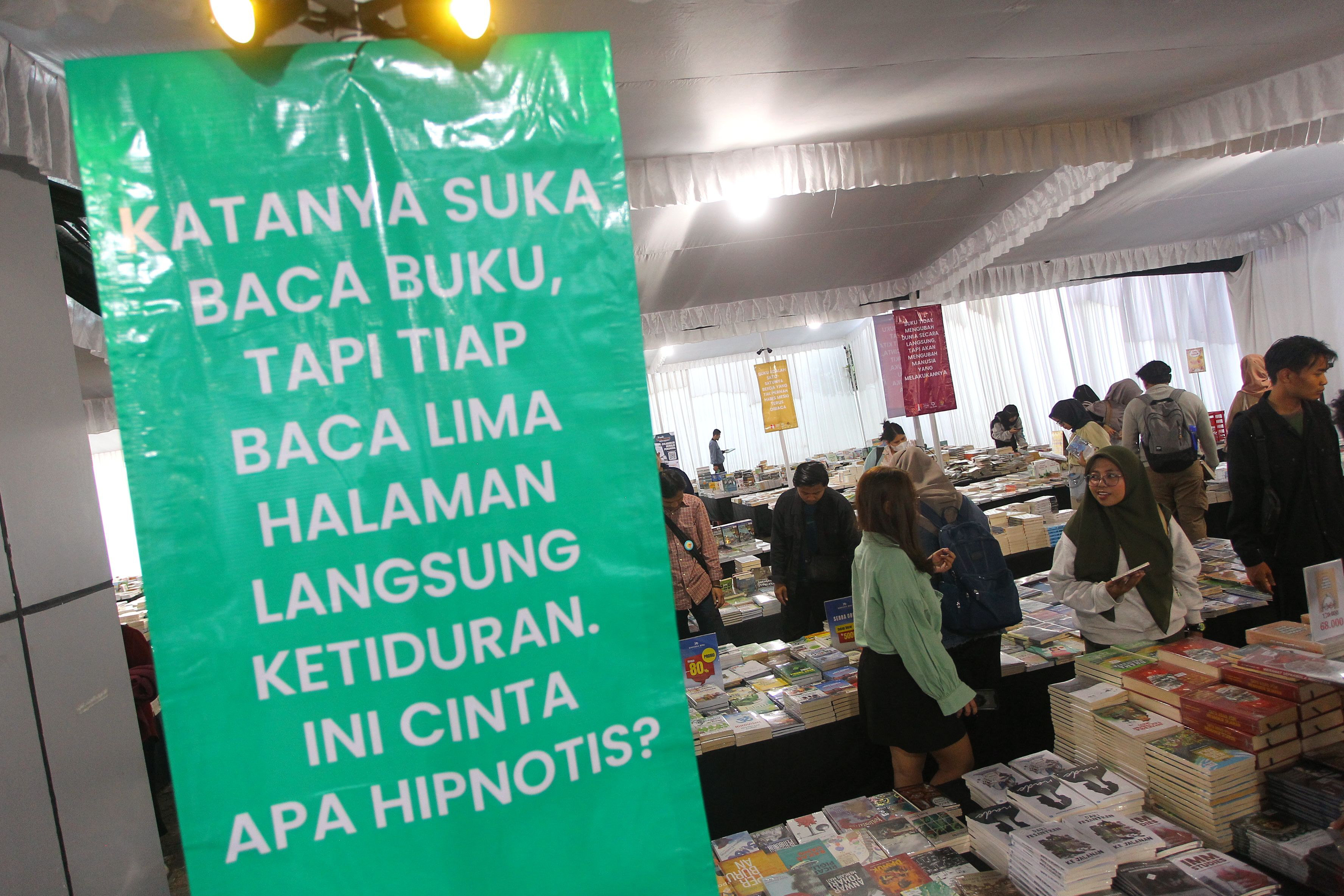 Pengunjung membeli berbagai macam buku yang dijual dengan harga murah dalam Festival Literasi Jogja 2025, di Depo Arsip DPAD DIJ, kemarin (9/7). Festival tersebut mengusung tema