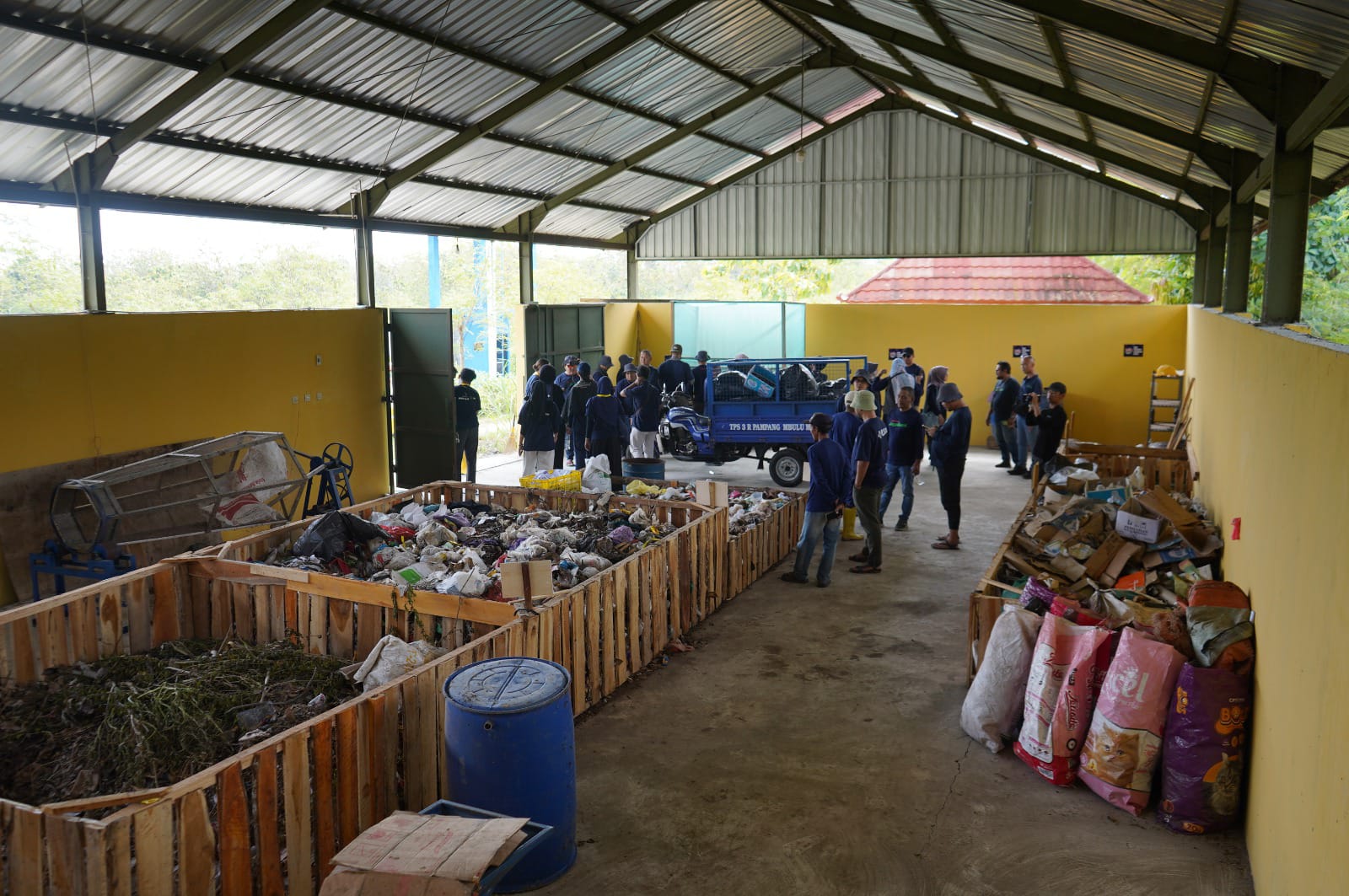 Pemanfaatan limbah organik di area Zero Waste Hub, yang menjadi bagian dari pendekatan ekonomi sirkular dalam program Baktiku Negeriku 2025 untuk mendorong praktik ramah lingkungan di desa.