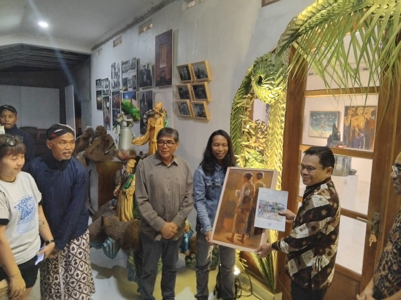 Dirjen Pelindungan Kebudayaan dan Tradisi, Kemenbud Restu Gunawan membuka pameran Amanat Hati Nurani Rakyat bersama Romo Sindhunata di Galeri Omah Petroek, Selasa (8/7/2025) malam.