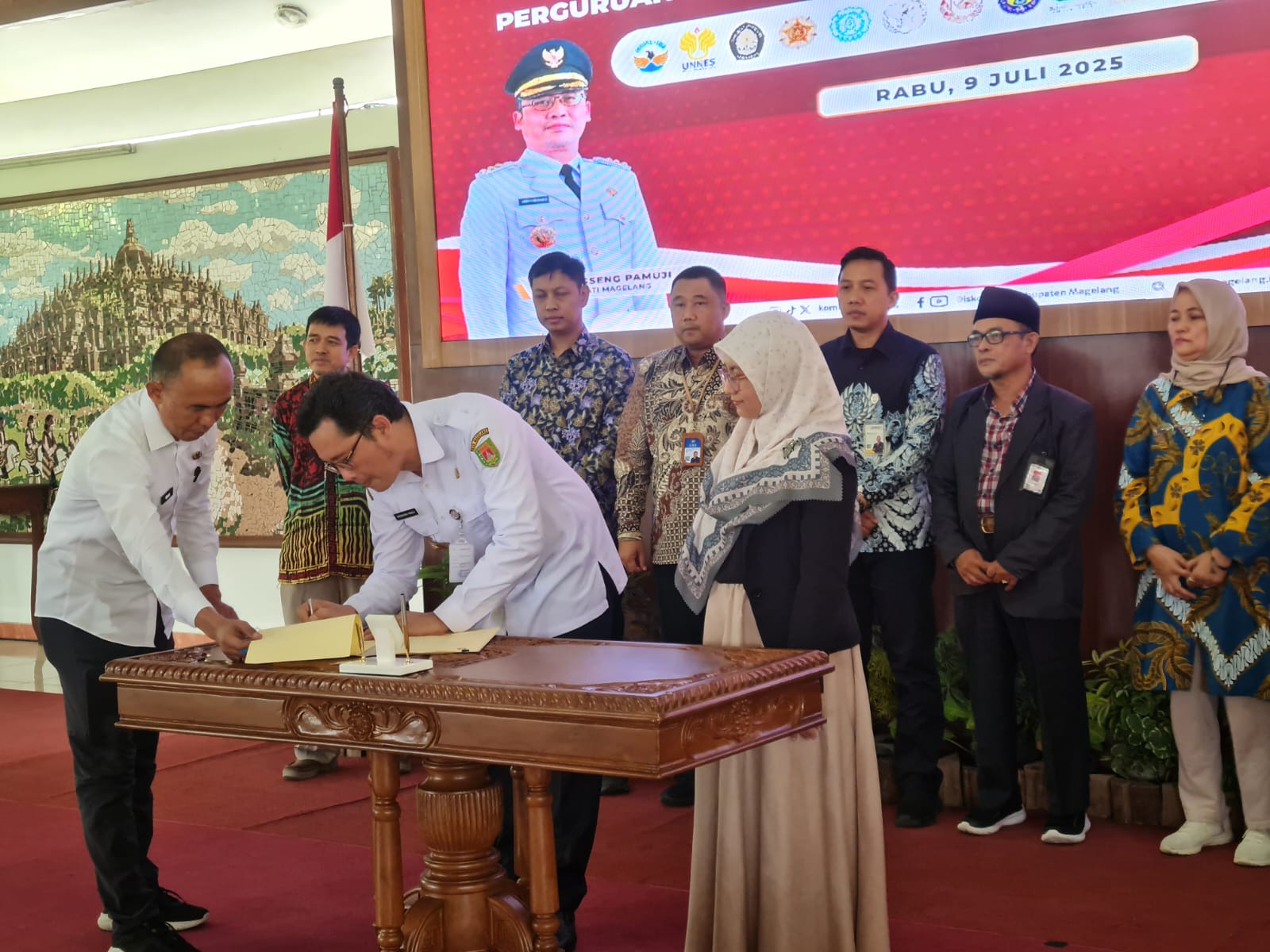 SIMBOLIS: Bupati Magelang bersama perwakilan 15 perguruan tinggi saat menandatangani perjanjian kerja sama di Pendopo drh Soepardi, Rabu (9/7/2025).