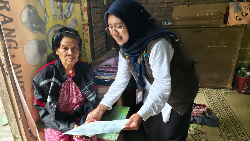 Petugas survei mendatangi penerima bantuan untuk menanyakan beberapa aspek penilaian.