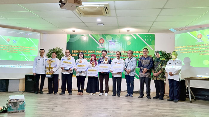AGENDA TAHUNAN: Para juara Lomba Perpustakaan Kalurahan/kelurahan DIY berfoto bersama di auditorium Grhatama Pustaka, Rabu (9/7/2025).