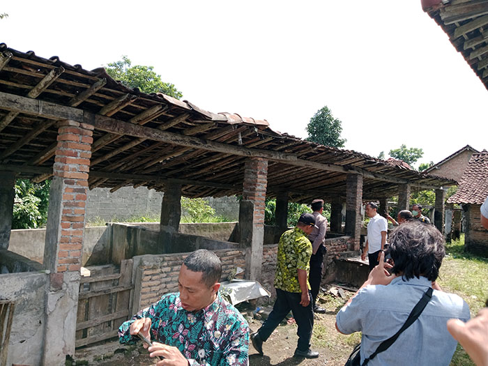 MASIH MENOLAK: Keluarga Suhadi mempertanyakan penutupan kandang babinya, Rabu (9/7/2025).