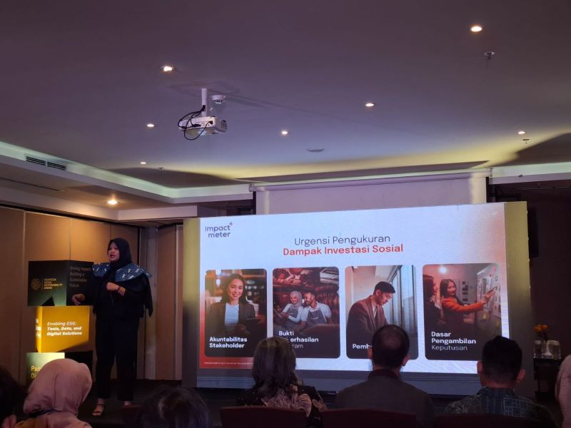 Dyah Putri Utami selaku Head Communication and Partnership Impact Meter sedang menjelaskan  dampak investasi sosial pada ESG, rangkaian kegiatan ISRA, Kamis (10/7/2025)