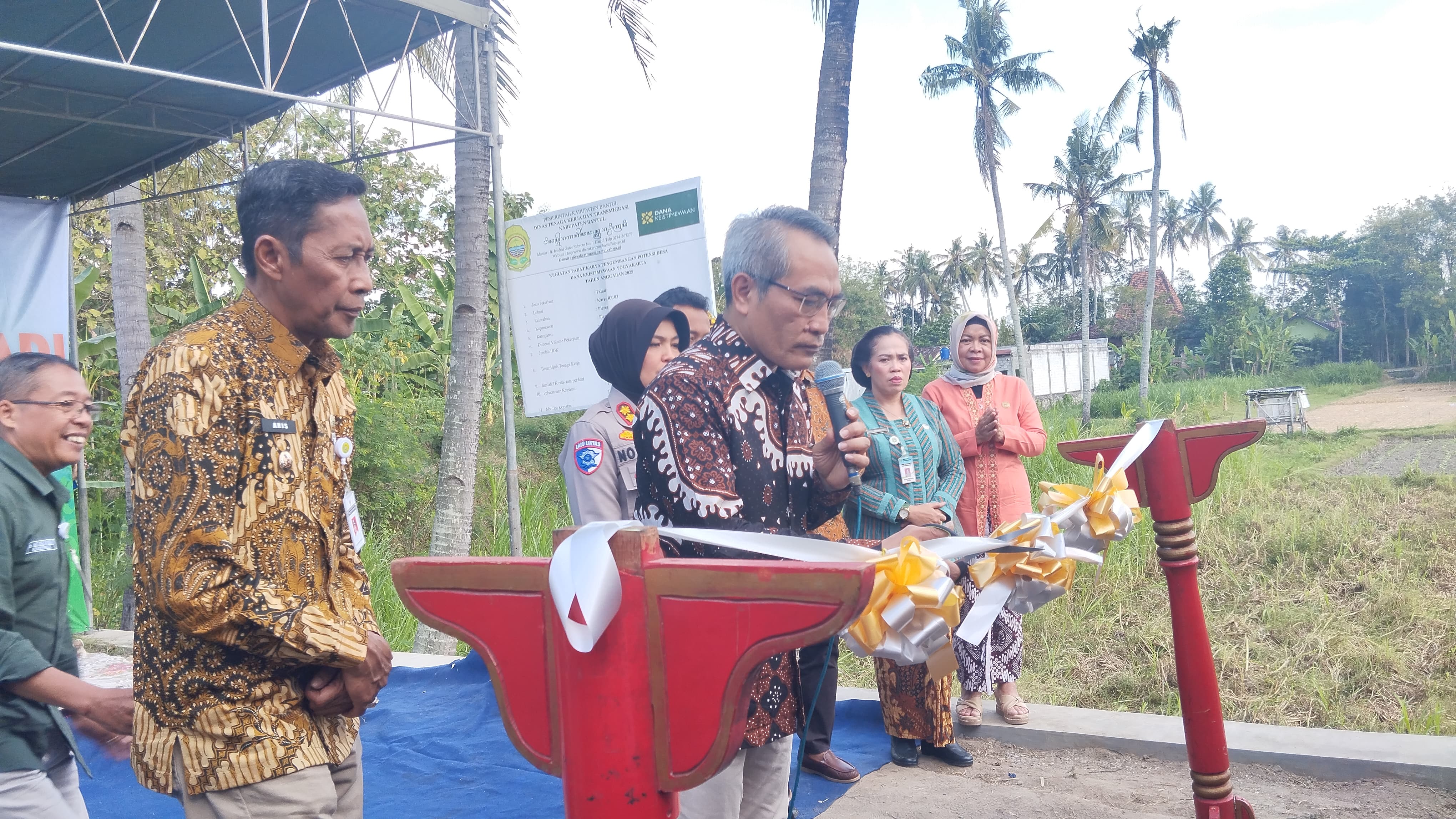 Bupati Bantul Abdul Halim Muslih memotong pita sebagai tanda peresmian Proyek Padat Karya di Padukuhan Karet, Kalurahan Pleret, Kapanewon Pleret Kamis (10/7)  &nbsp;