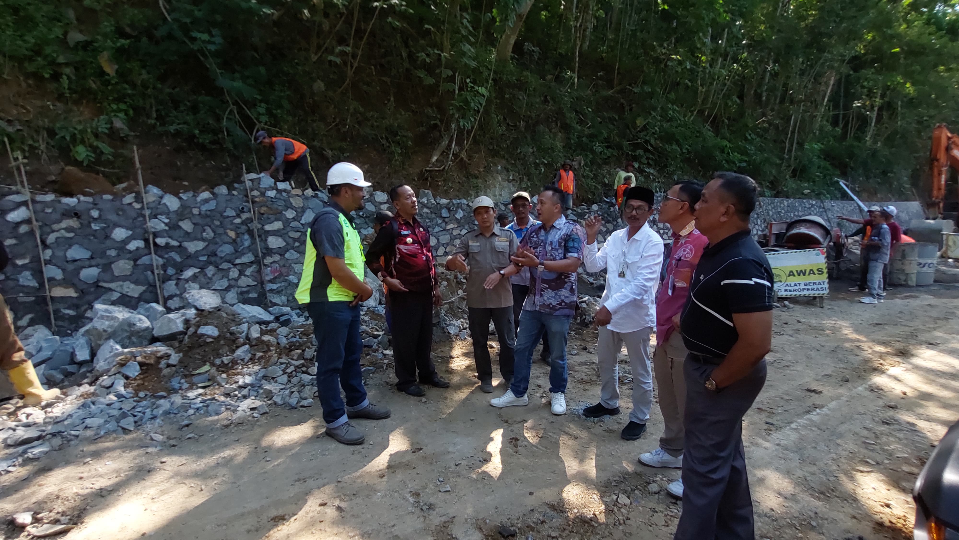 Komisi C DPRD DIJ mengunjungi lokasi proyek perbaikan jalan provinsi di Kalurahan Hargotirto.