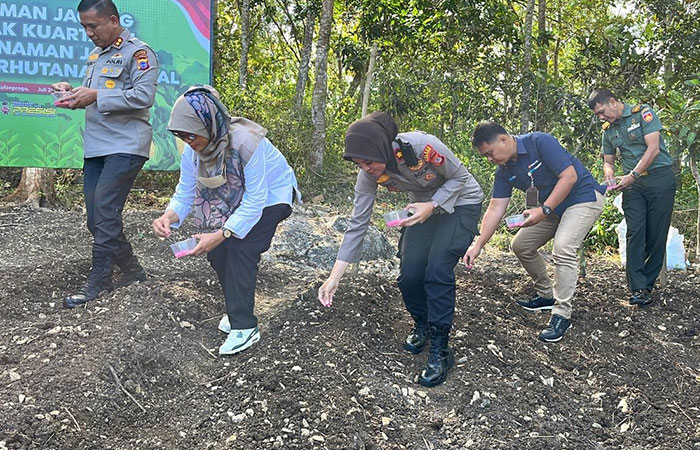 MENANAM: Kapolres Kulon Progo AKBP Wilson Bugner ikut menabur benih jagung di lahan perhutanan sosial milik Perhutani.&nbsp;