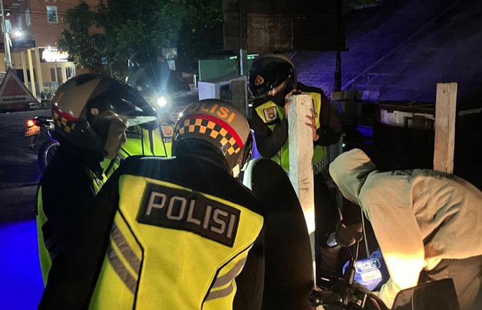 PASTIKAN AMAN: Tim Raimas&nbsp;Krasak Kuda&nbsp;Samapta Polresta Sleman saat patroli mobiling dan razia selektif di sejumlah titik rawan, Rabu (9/7) malam.
