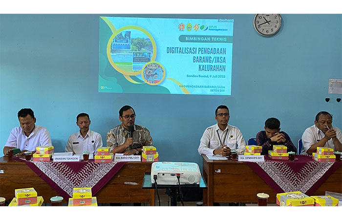 REFORMASI KALURAHAN: Kabag Pengelolaan Pengadaan Barang dan Jasa Biro PBJ Setda DIY Andi Kurniawan Dharma bersama narasumber lain menyampaikan paparan di Balai Kalurahan Murtigading, Sanden, Bantul.