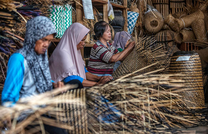 TERDAMPAK: Perajin menyelesaikan produksi kerajinan berbahan dasar bambu di Desa Wisata Brajan, Kapanewon Minggir, Sleman, kemarin (10/7).