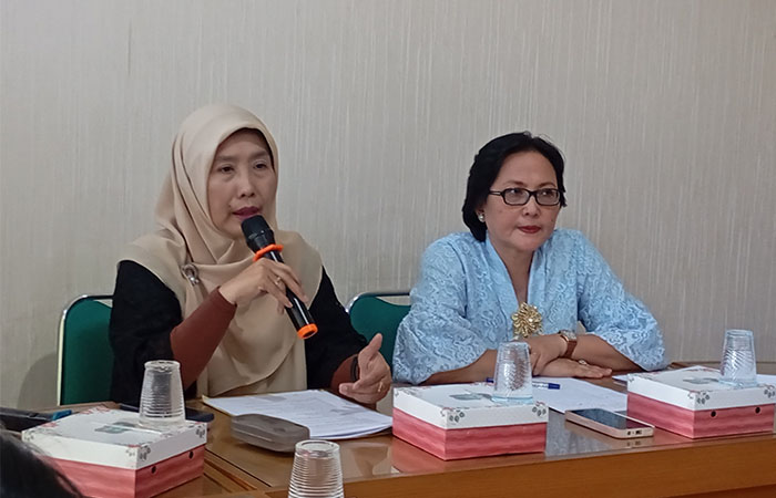 BERIKAN PEMAHAMAN: Lana Unwanah (kiri) dan Sri Panggarti memaparkan perihal penyebaran penyakit leptospirosis di Balai Kota Jogja, kemarin (10/7).