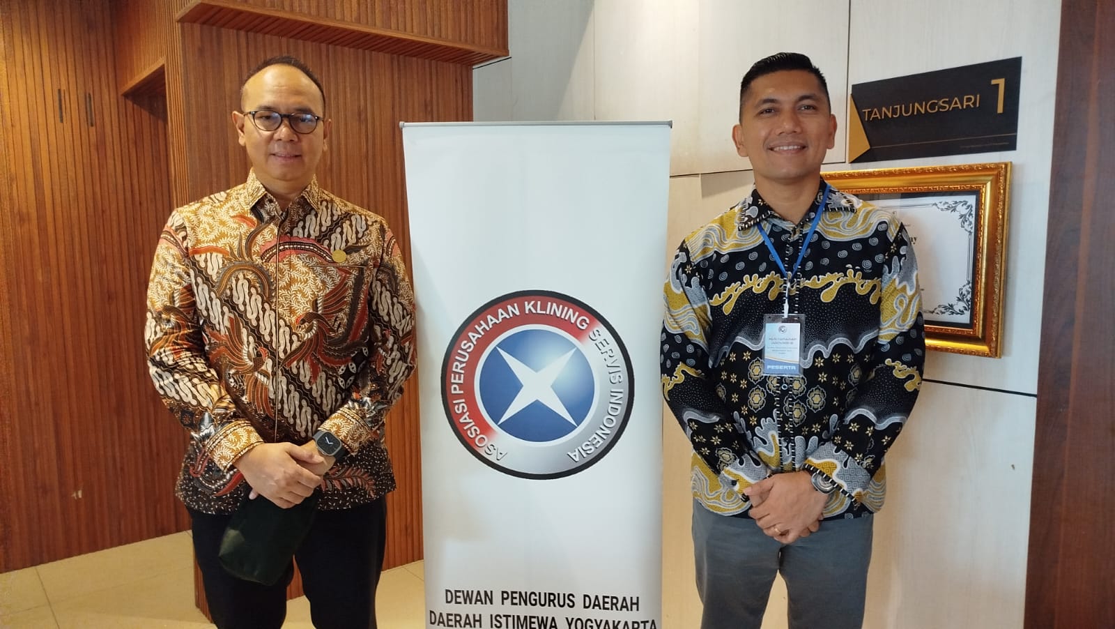 Kus Junianto (kiri) dan&nbsp;Salva Yurivan Saragih di acara Musprov III DPP Apklindo DIY, di Sleman (10 Juli 2025).