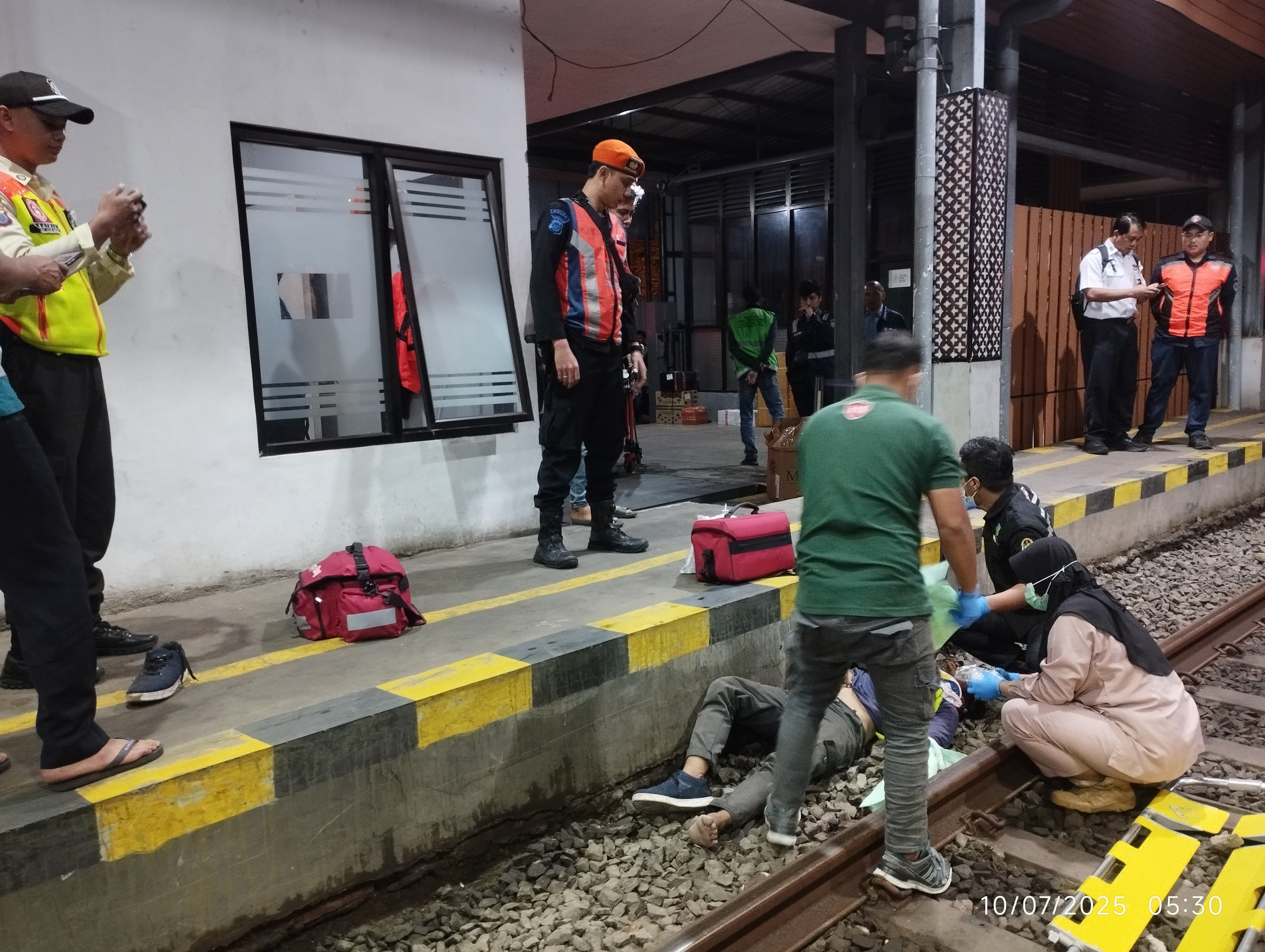 EVAKUASI: Suasana petugas saat melakukan penanganan terhadap korban tertemper KRL di Stasiun Lempuyangan, Kamis (10/7/2025).