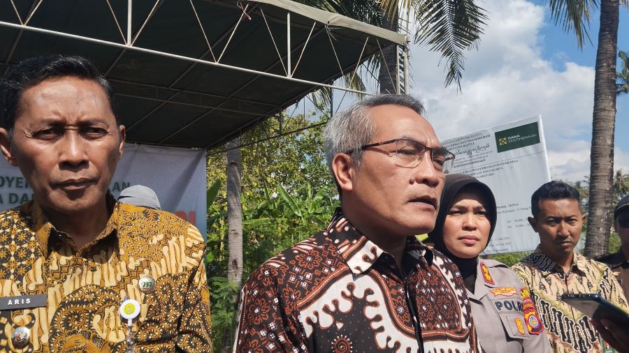 FOTO: Bupati Bantul Abdul Halim Muslih saat ditemui di acara peresmian proyek dan peletakkan batu pertama dalam rangka memperingati hari jadi Kabupaten Bantul ke-194 di Padu